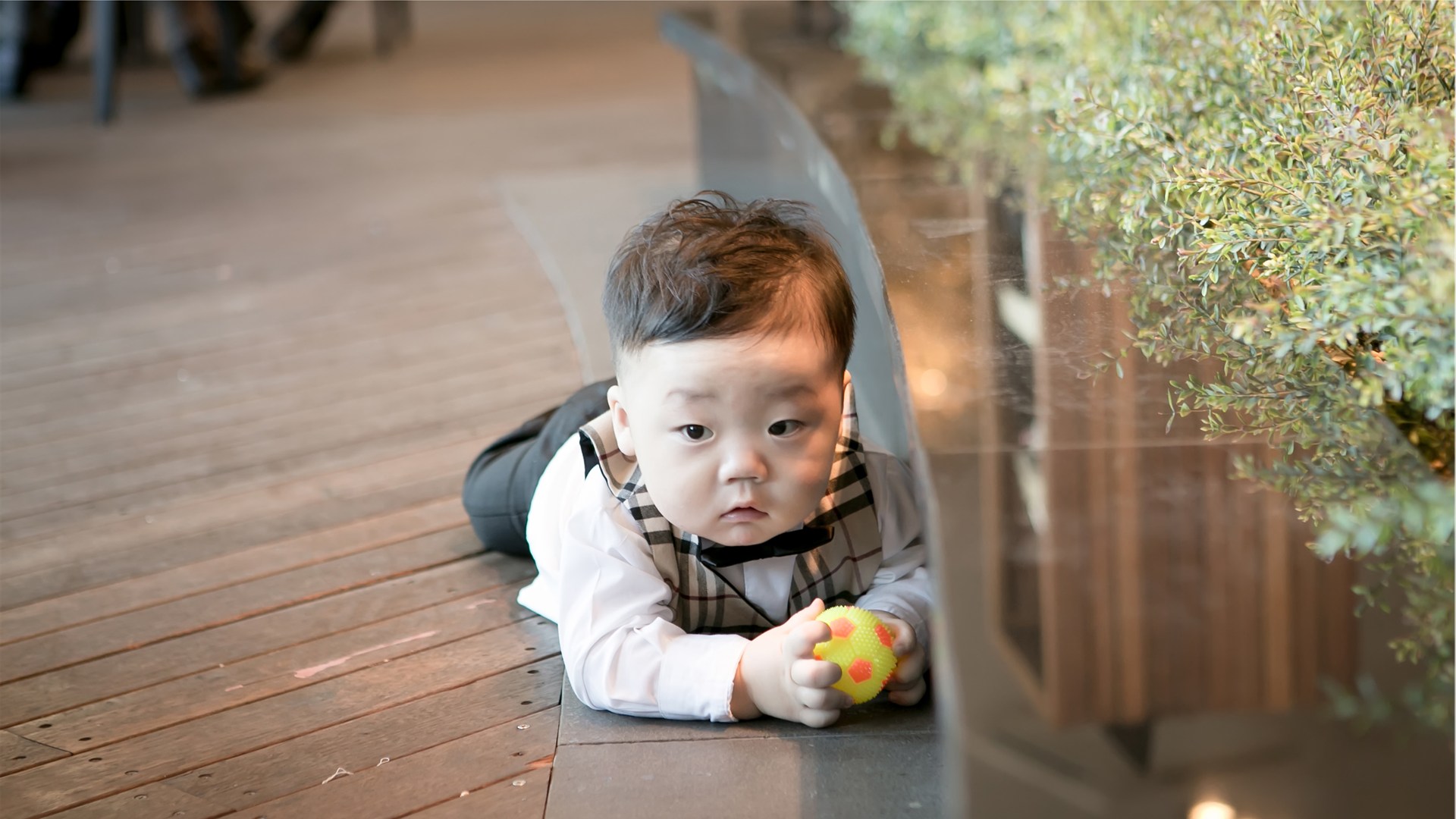 야외 데크에서 엎드린 아기 스냅